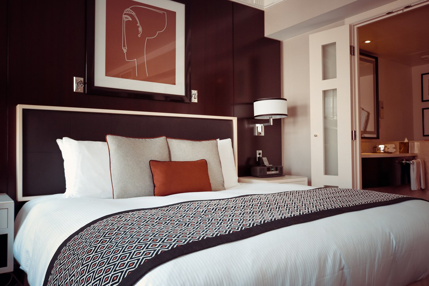 hotel-room-1447201_1920-1